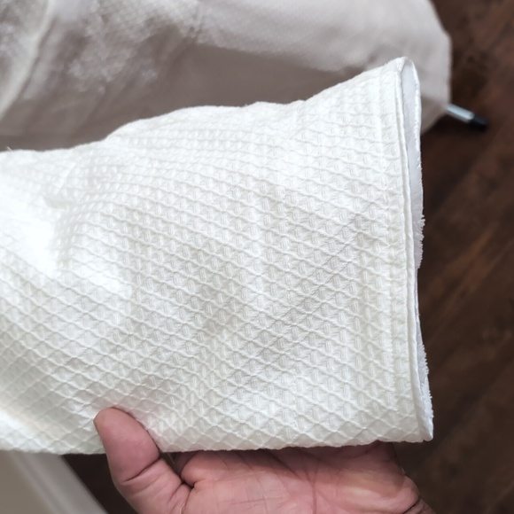 NWOT Unisex White Trump Hotels Bath Robe Textured Pattern Ultra Soft Lining - Picture 5 of 14